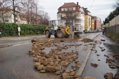 Stuttgart-Ost: Erdrutsch auf Baustelle am Urachplatz ueberschwemmt Hausmannstrasse